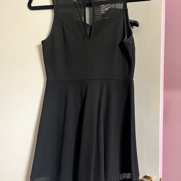 SWEETHEART RUFFLE NECKLINE MONTEAU SMALL BLACK DRESS FLOWY MESH LINING OPEN BACK - Picture 6 of 7